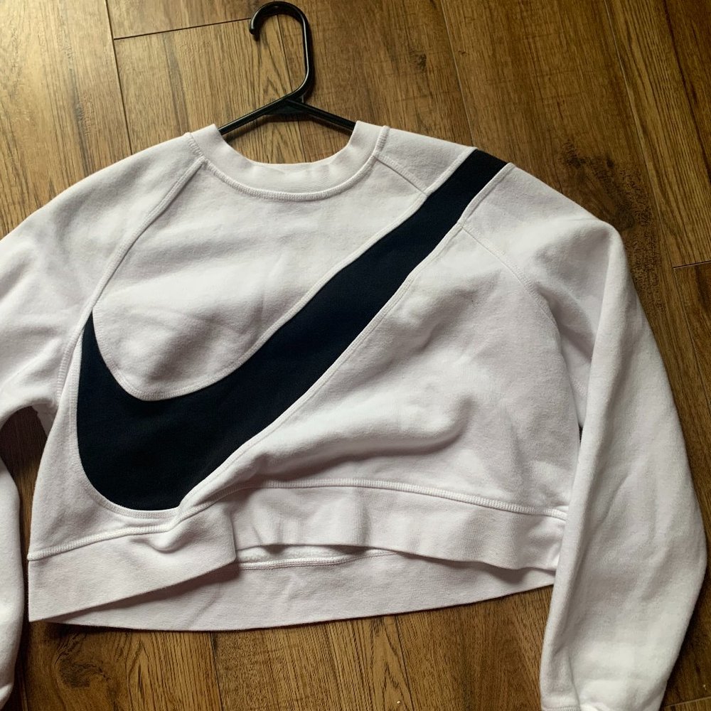 white nike crewneck